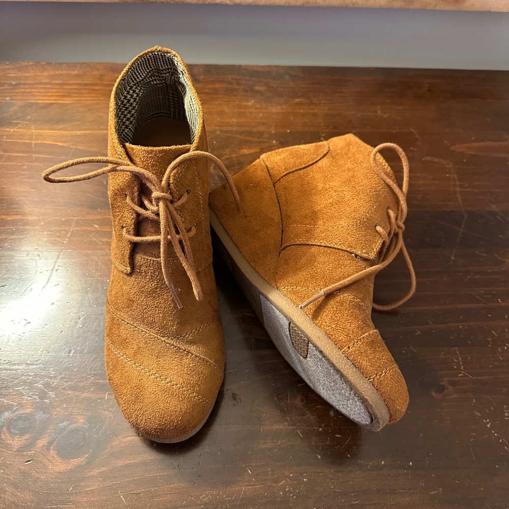 BONGO Women's Desert Wedge Ankle Boots Camel Colored Suede Lace Ups